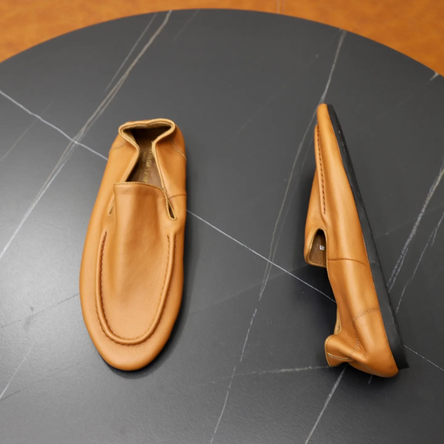 Ex-factory price: 462💰Calf lining【Bottega Veneta】BV classic men's wallet shoes. It is super convenient to carry when traveling. 👍It is made of imported soft calfskin, which is comfortable on the feet and has a luxurious cowhide lining inside. Original original rubber wear-resistant outsole. Matching code: 39-45
